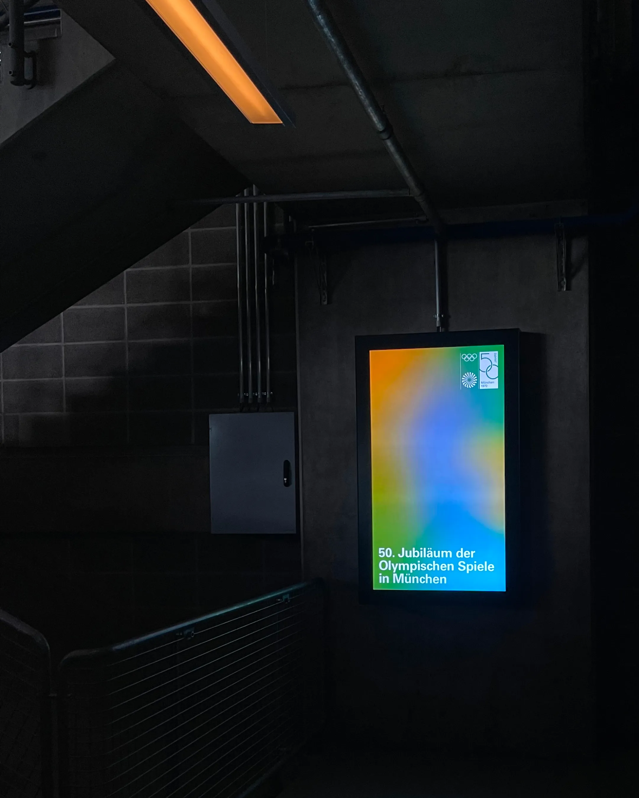 Digital Signage Design für Münchner Event, Motion Graphics & Visual Identity auf Display, modernes Interface Design