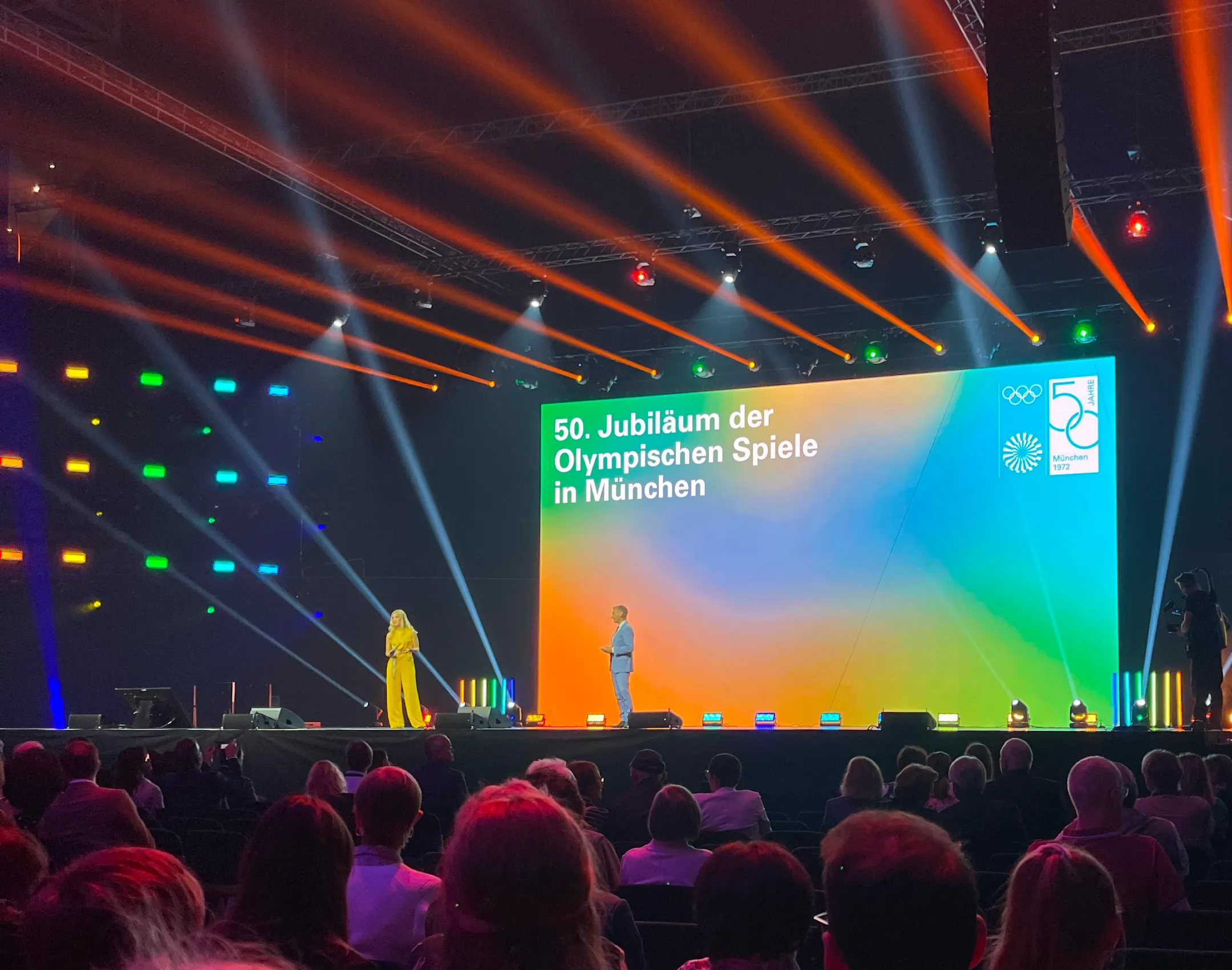 Event-Branding und Bühnendesign in München, großformatige Keyvisuals für Jubiläumsfeier, Grafikdesign für Großveranstaltungen