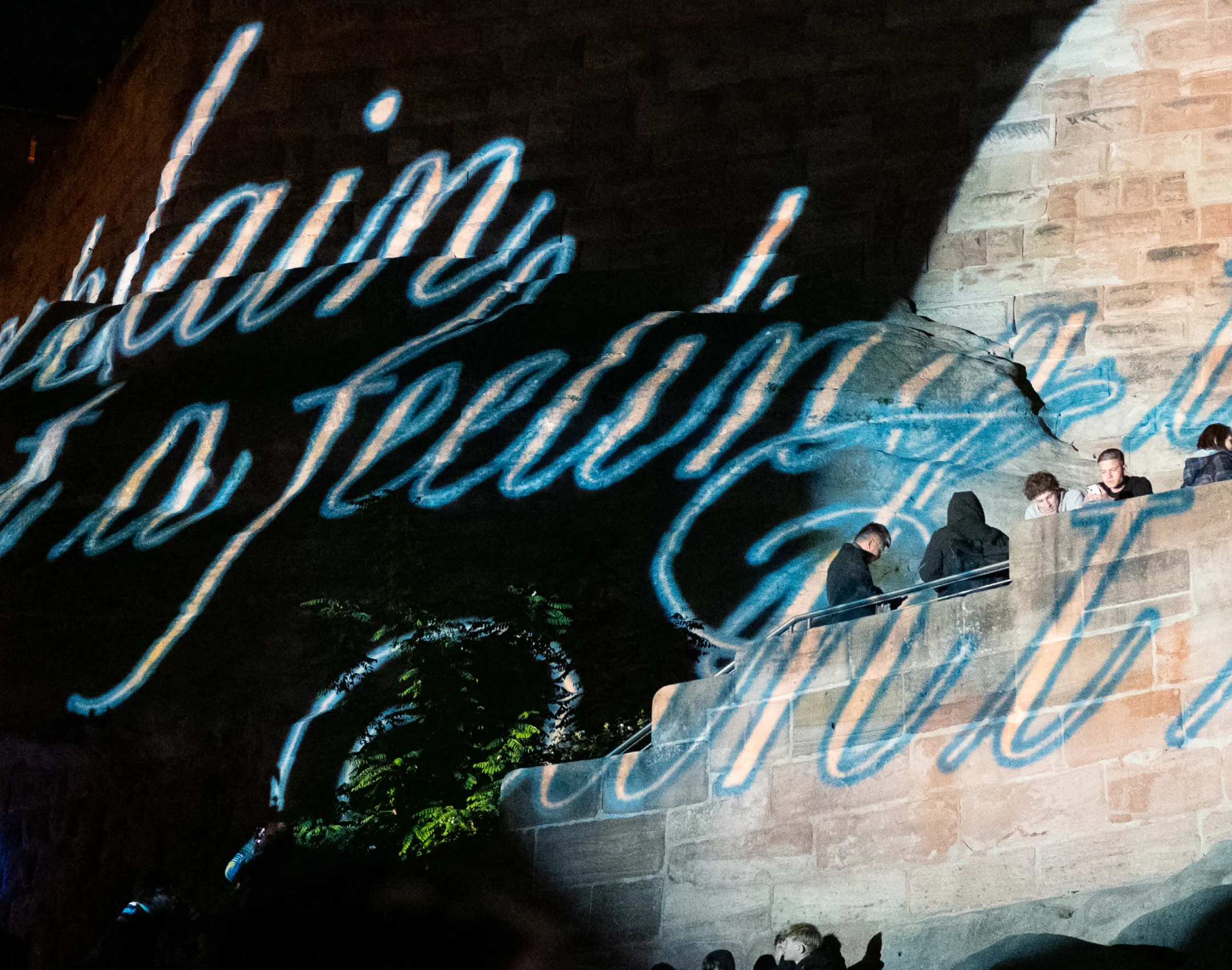 Bei der Blauen Nacht Nürnberg 2025 wird Typografie auf die Kaiserburg projiziert