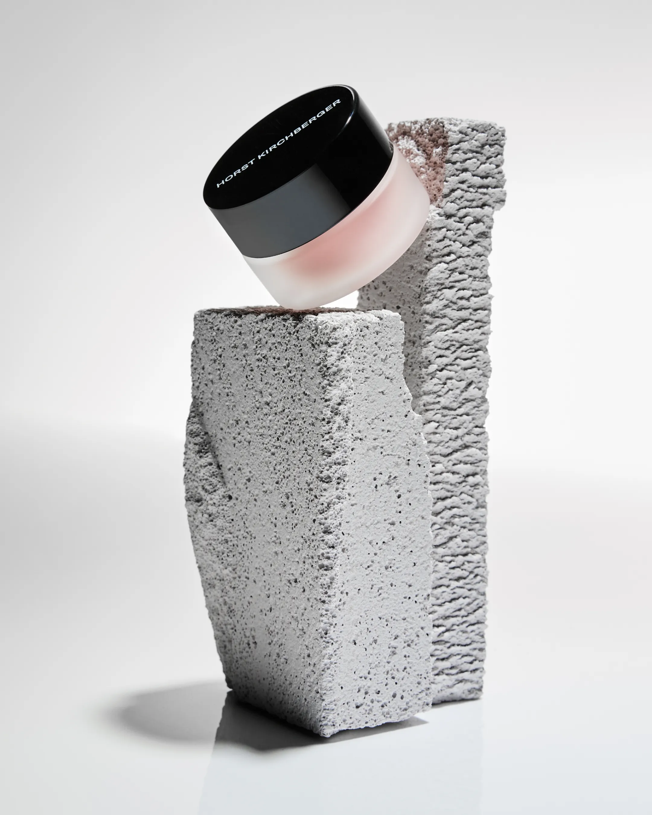 Produktinszenierung für Horst Kirchberger: Zusammenspiel zwischen glattem Tiegel-Design und rauer, poröser Steinstruktur
