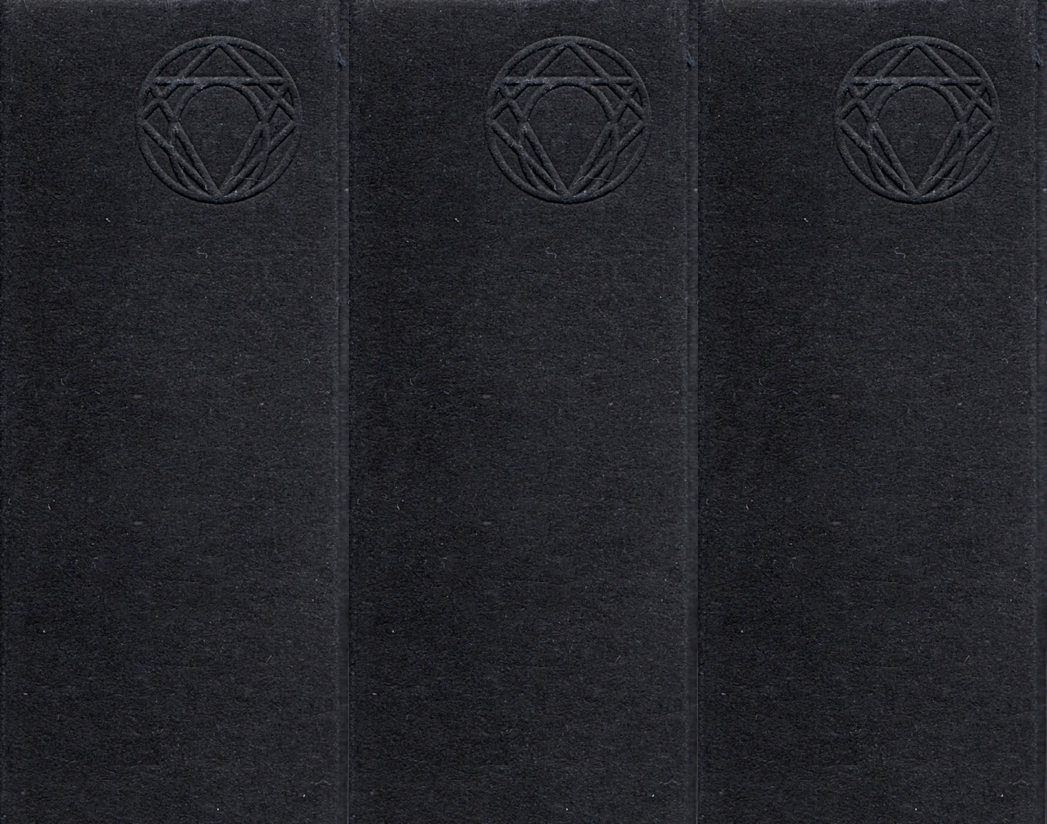 Detailaufnahme von geprägtem Horst Kirchberger Signet auf schwarzem Papier