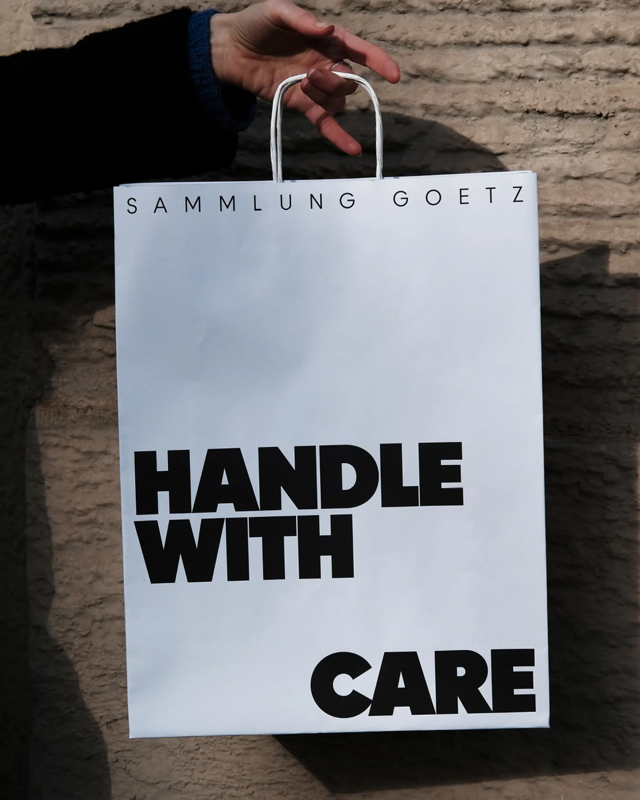 Das Schaufenster: Branding und Design für Sammlung Goetz in München, Papiertaschen Design