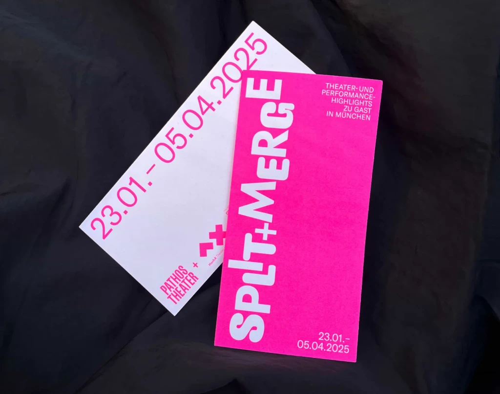 pinke Programmflyer für Theater- und Performance Festival "Split+Merge" 2025 in München auf schwarzem Hinterrgund