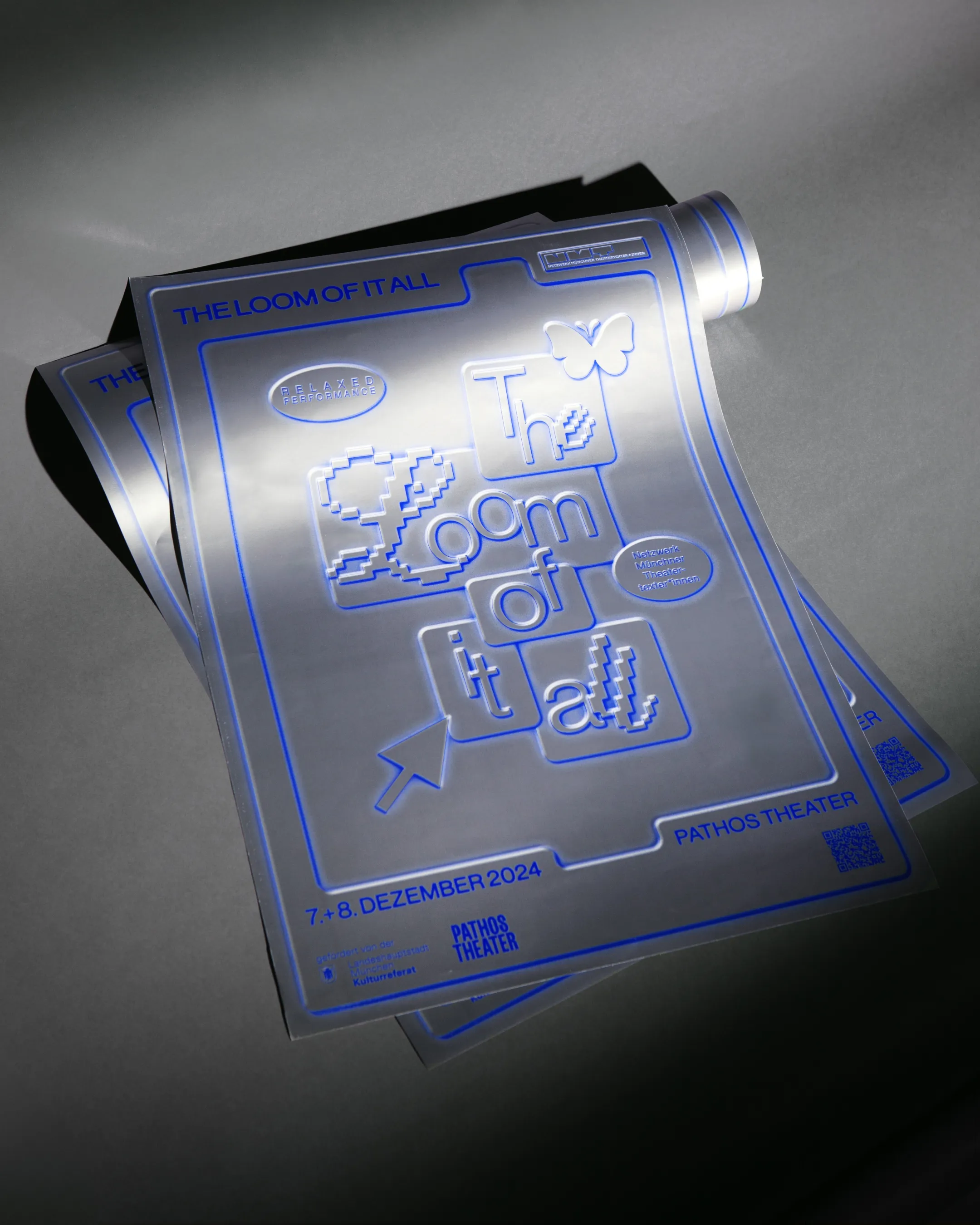 Silbernes Veranstaltungsplakat für "The Loom of it all" vom Pathos Theater in 2000er Internetästhetik, blauer Druck