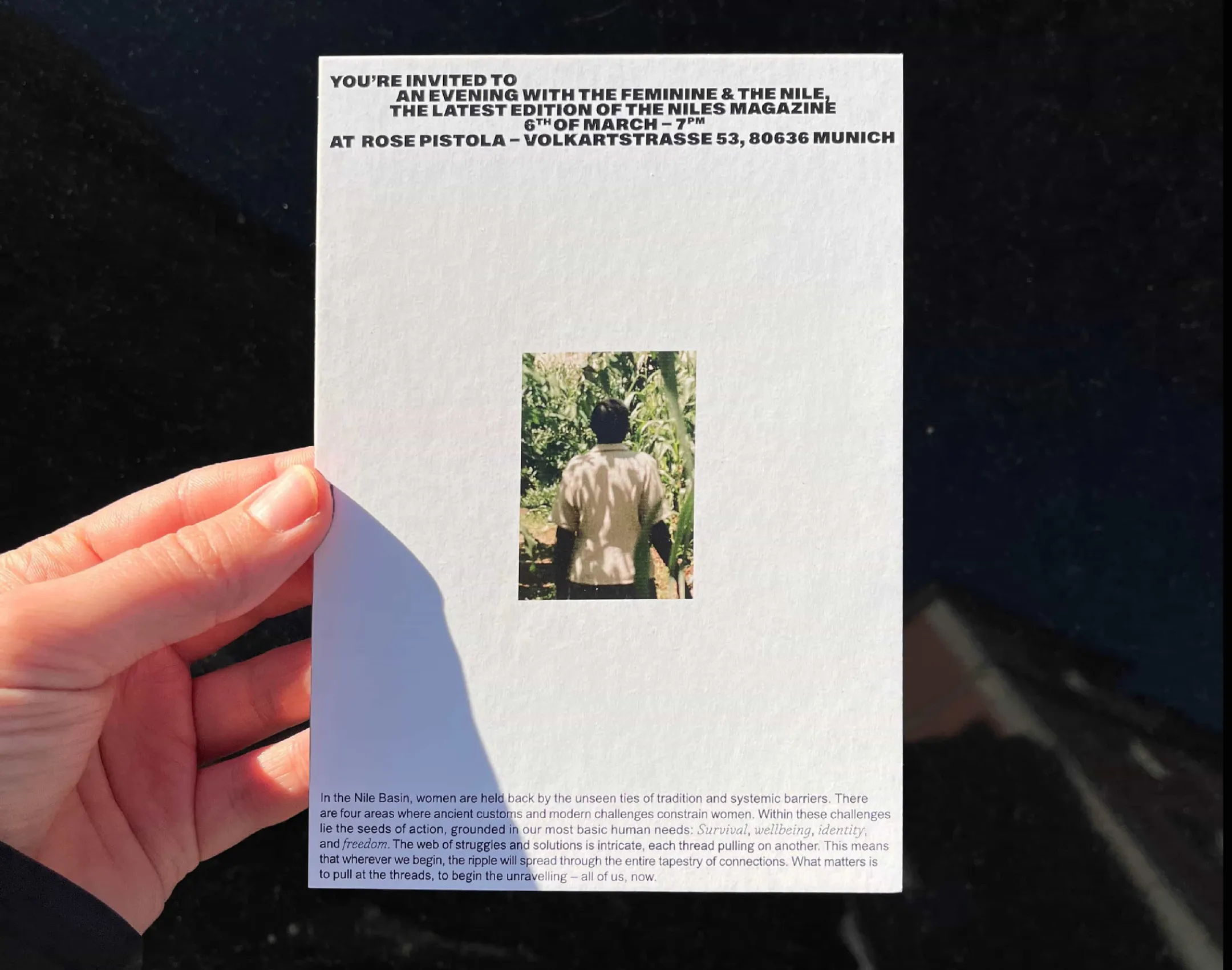 Einladungskarte zum Magazin Launch des "The Niles" Magazins. Auf der Kartr minimalistische Typografie und ein kleines Foto